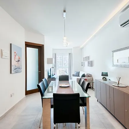 Centre Point 2 Bedroom - A/c & Free Wifi Apartment