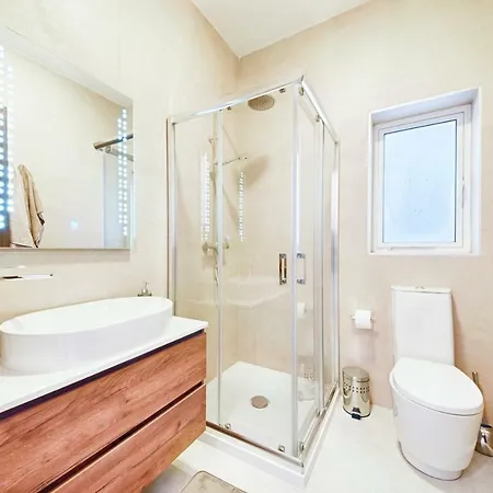 Centre Point 2 Bedroom - A/c & Free Wifi